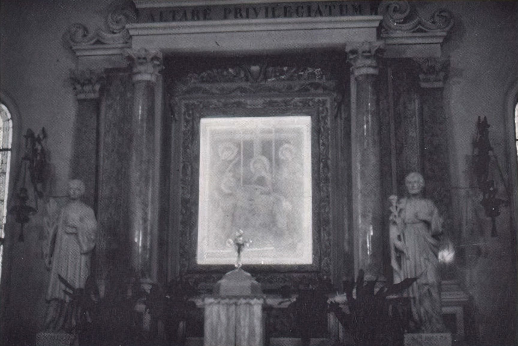 Il santuario di Spiazzo in una foto d'epoca prima dell'ampliamento del 1951