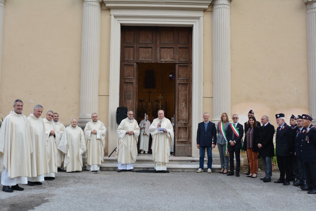 Don Stefano, don Dino e gli altri preti presenti con i sindaci di Zovencedo e Val Liona e le altre autorità