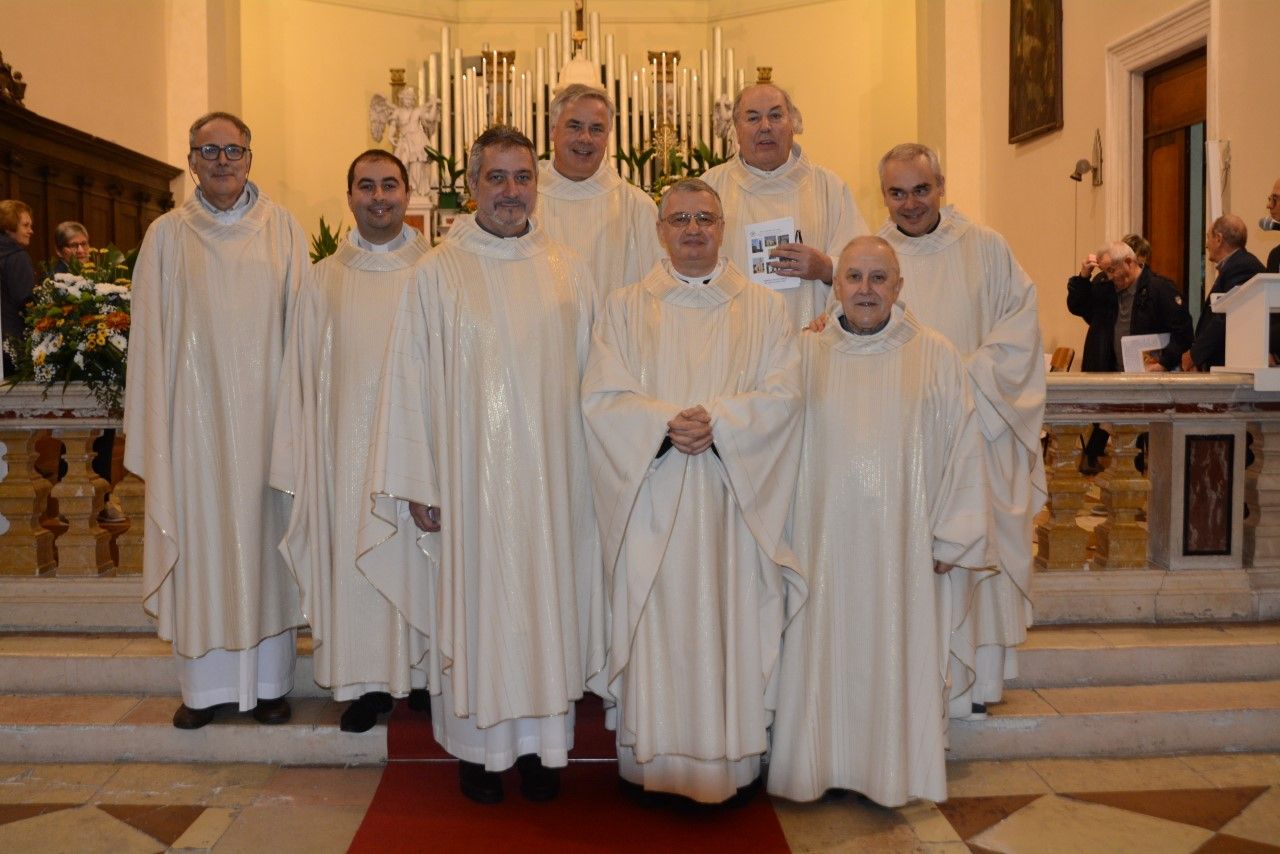 Don Stefano, don Dino e gli altri preti presenti durante la Santa Messa