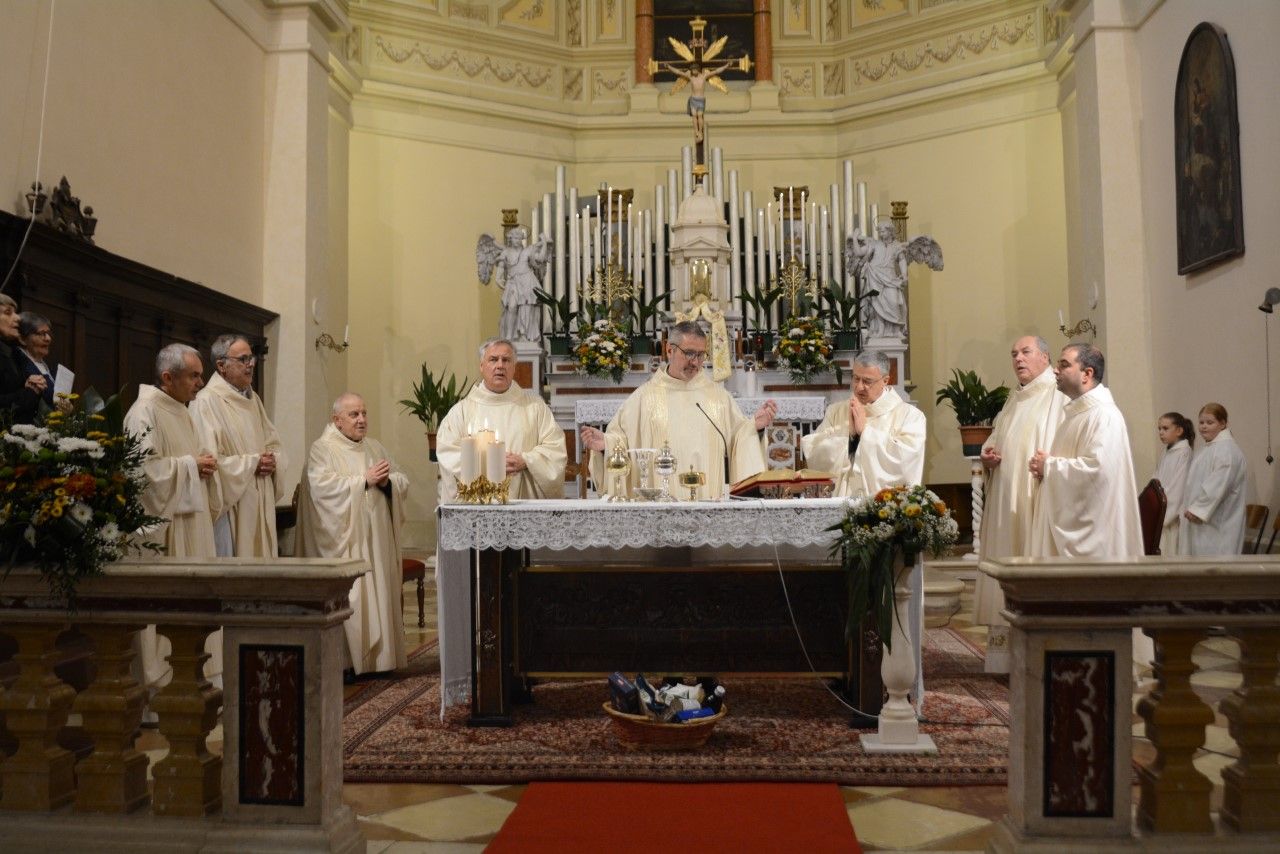 Don Dino con don Stefano e gli altri preti concelebranti durante la Santa Messa